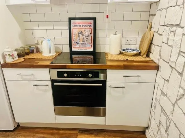 Image 2 of Cosy Traditional West End flat