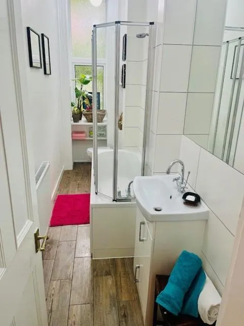 Image 6 of Cosy Traditional West End flat