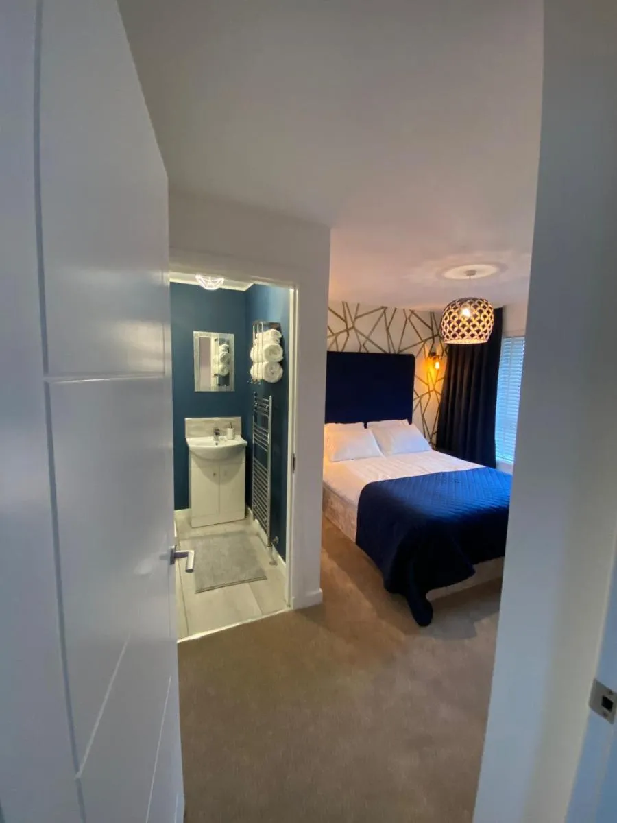 Image 3 of Entire Spacious 3-Bed Family Home, City Centre, Free Parking, Garden