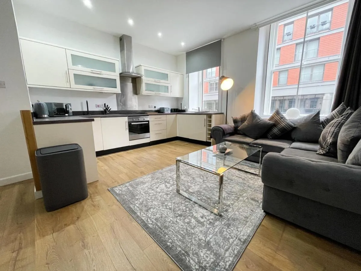 Image 3 of Exquisite 2BR Flat near Central Train Station