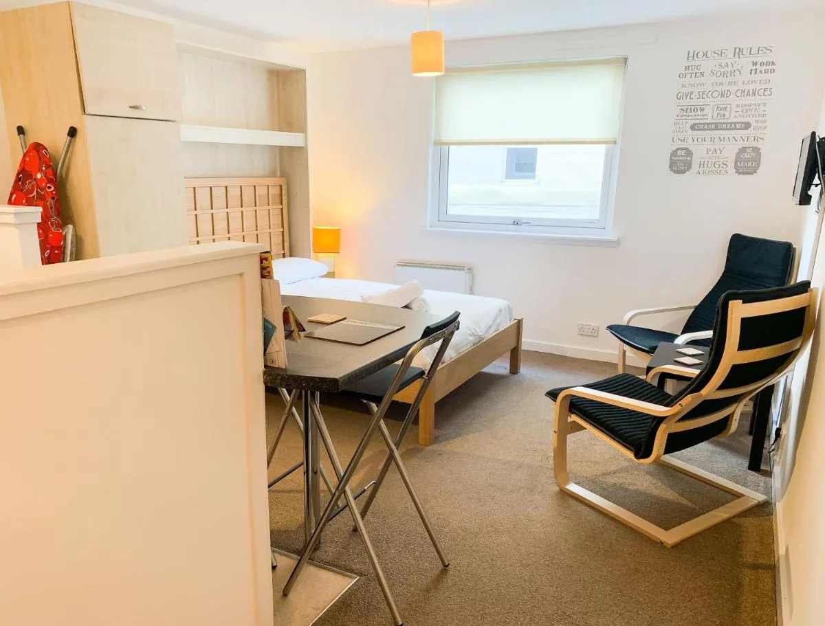 Image 3 of Glasgow City Centre Studio Apartment