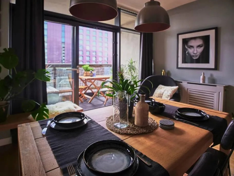 Image 3 of Glasgow, Finnieston Luxury 2 Bed with parking, e-check in, hi-fi