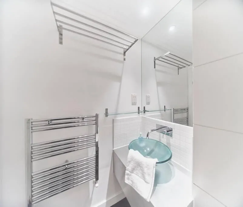 Image 2 of Glasgow, Finnieston Luxury 2 Bed with parking, e-check in, hi-fi