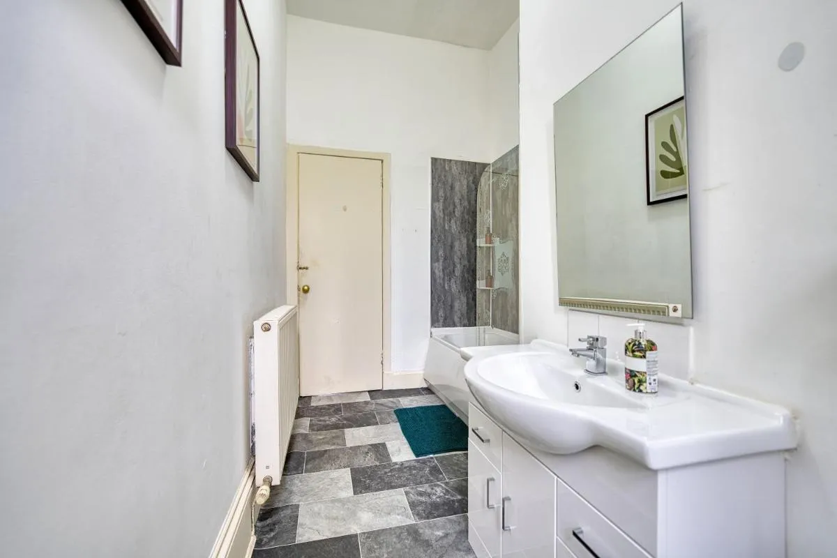 Image 6 of Group Stay 4BR Sleeps 11 Near Ibrox Parking