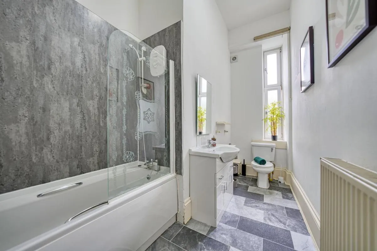 Image 2 of Group Stay 4BR Sleeps 11 Near Ibrox Parking