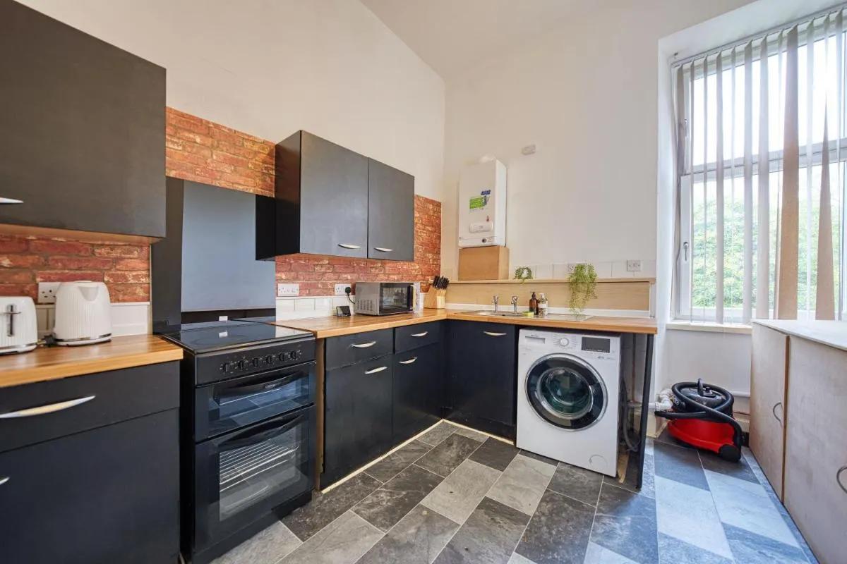 Image 3 of Group Stay 4BR Sleeps 11 Near Ibrox Parking