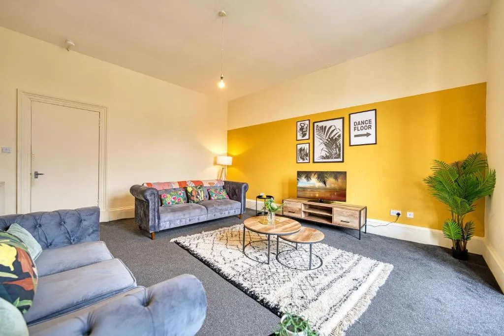 Image of Group Stay 4BR Sleeps 11 Near Ibrox Parking