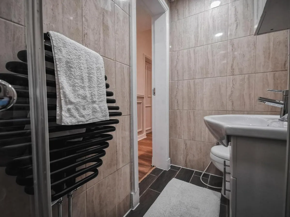 Image 2 of LUXURIOUS 3 BEDROOM APARTMENT: HEART OF WESTEND