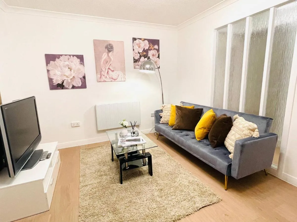 Image 4 of Lovely 1-bedroom Apt in Glasgow City near Subway