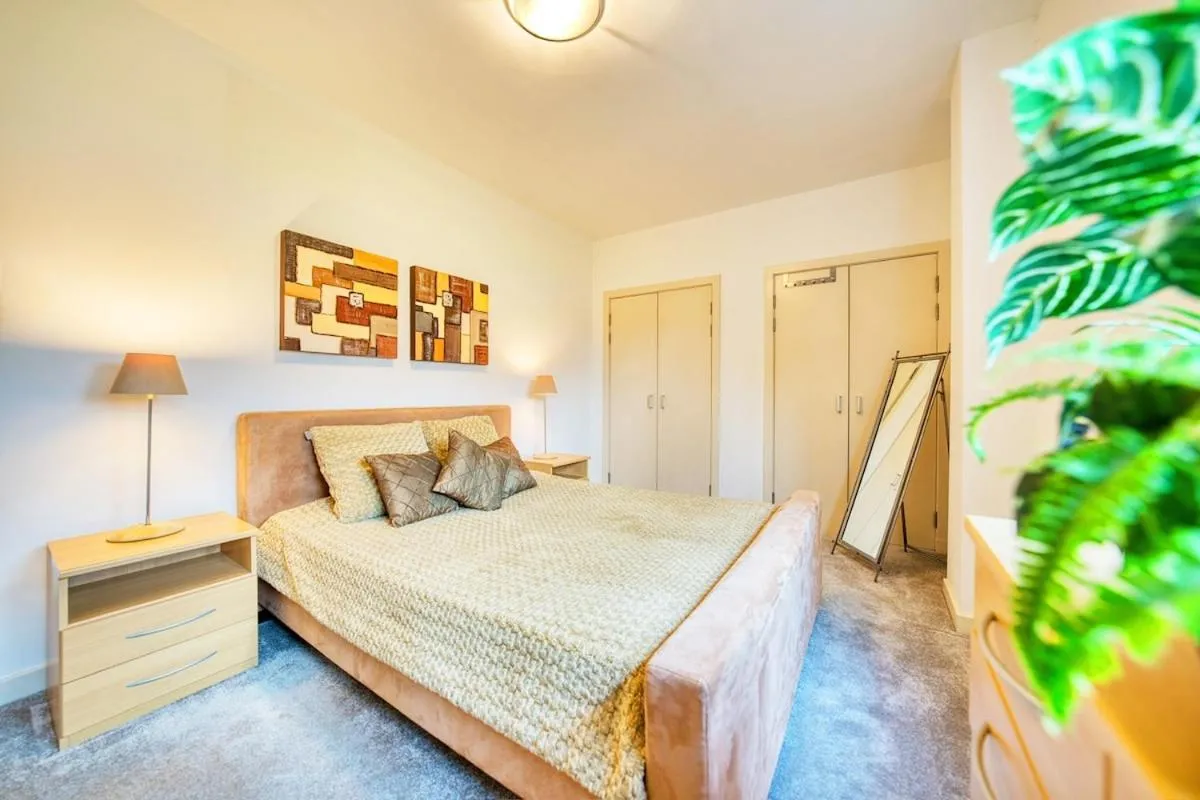 Image 5 of Lovely 2 bed Water Front Apartment