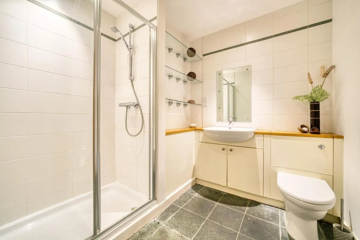 Image 2 of Lovely 2 bed Water Front Apartment