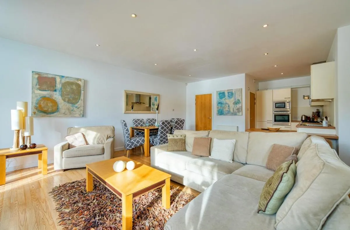 Image 3 of Lovely 2 bed Water Front Apartment