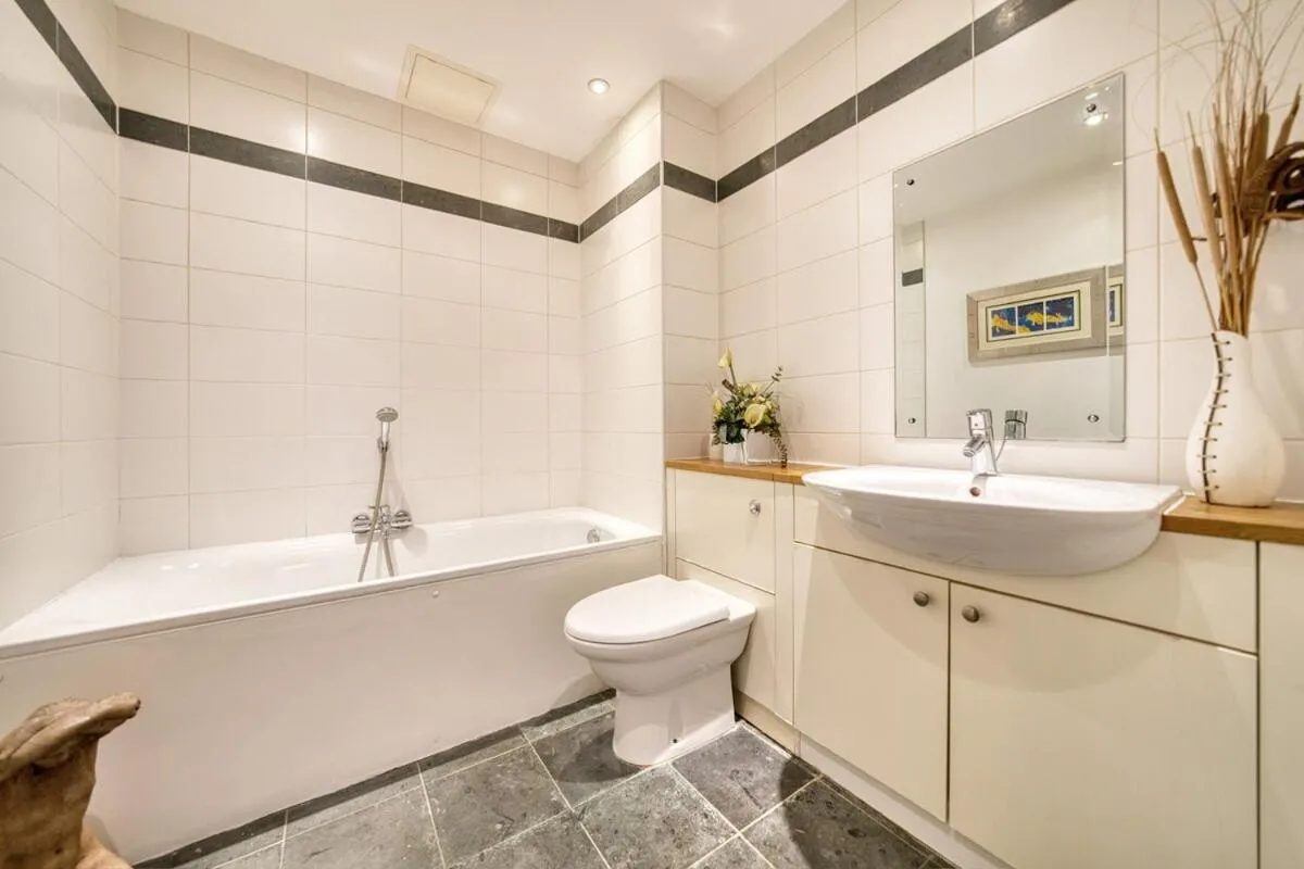 Image 6 of Lovely 2 bed Water Front Apartment