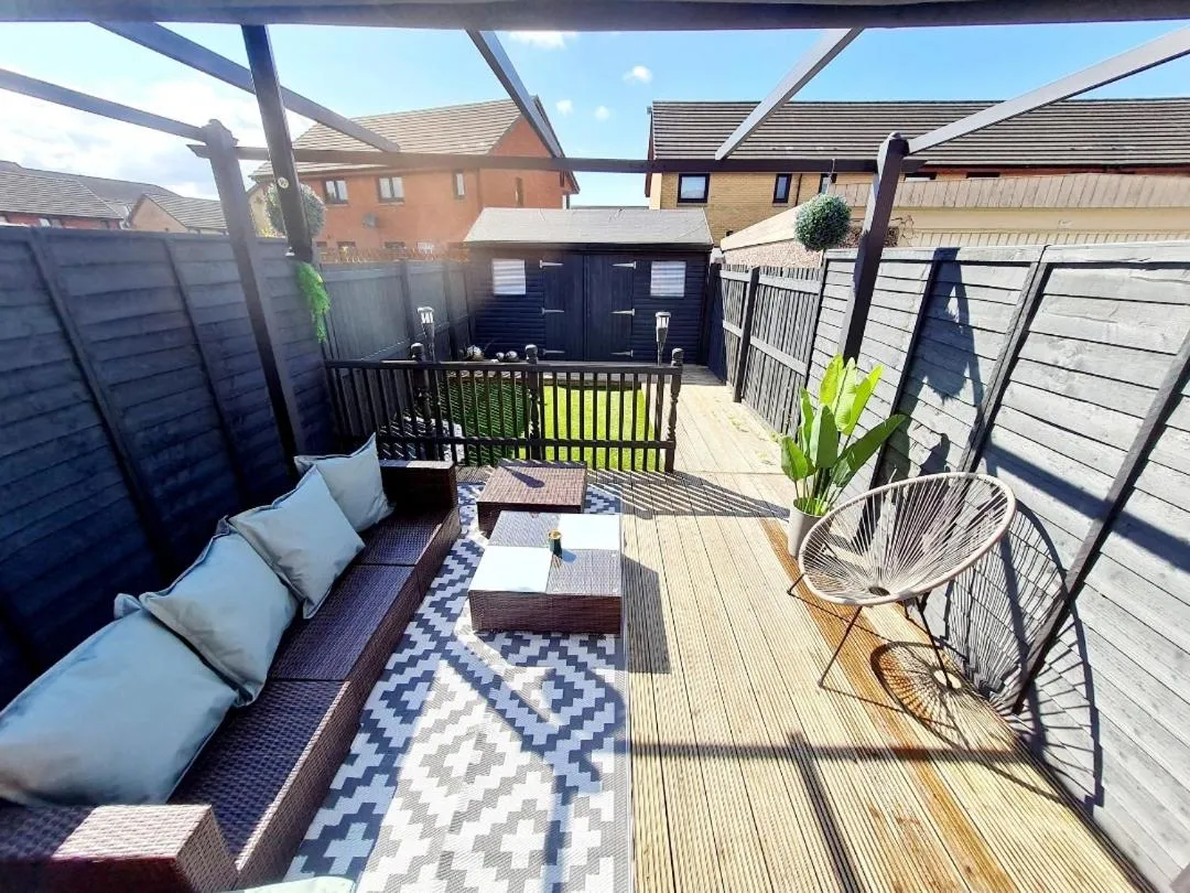 Image 1 of Lovely house with back garden – PRIVATE driveway