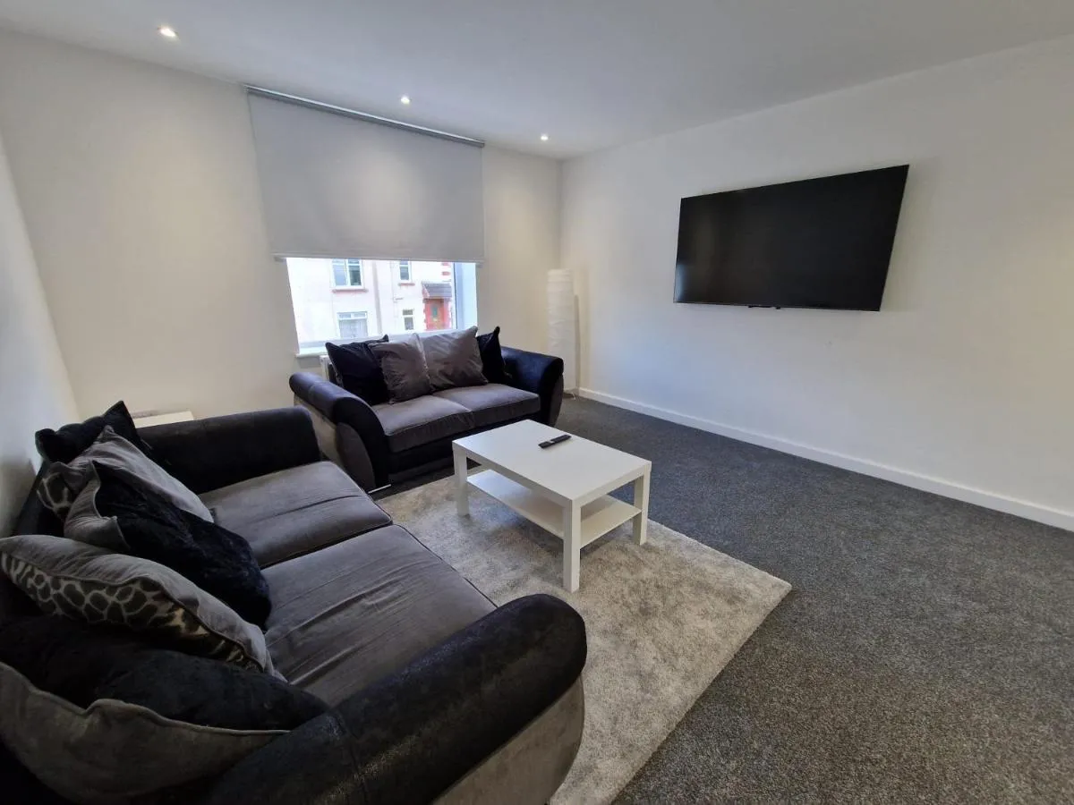 Image 2 of Modern 2 Bedroom with extra Loft Bedroom