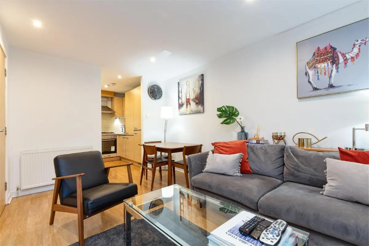 Image 2 of Modern 2 bed BroomPark/Central apt. with Parking