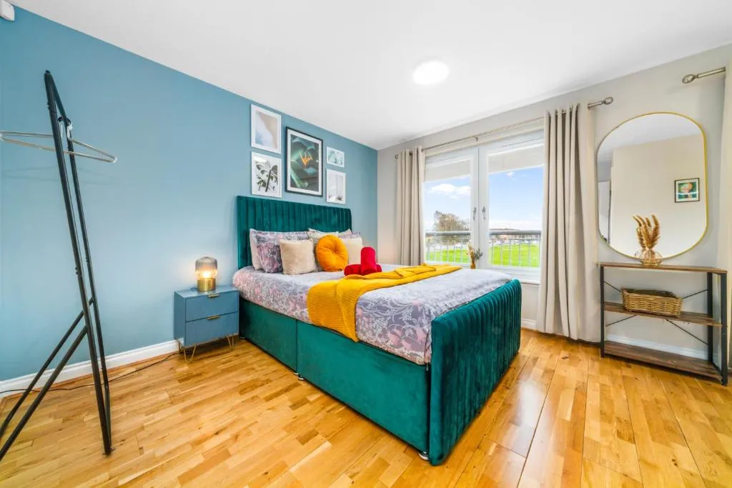 Image of Modern 5 Bedroom Townhouse with Free Parking