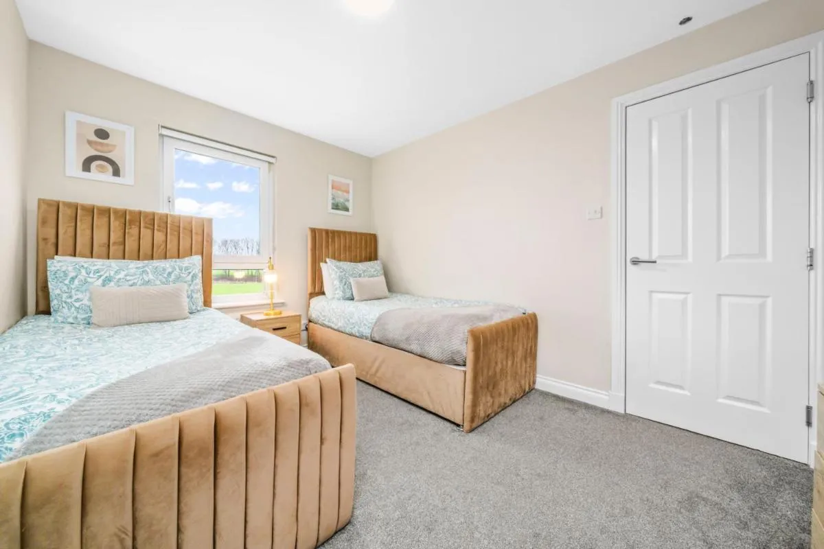 Image 3 of Modern 5 Bedroom Townhouse with Free Parking