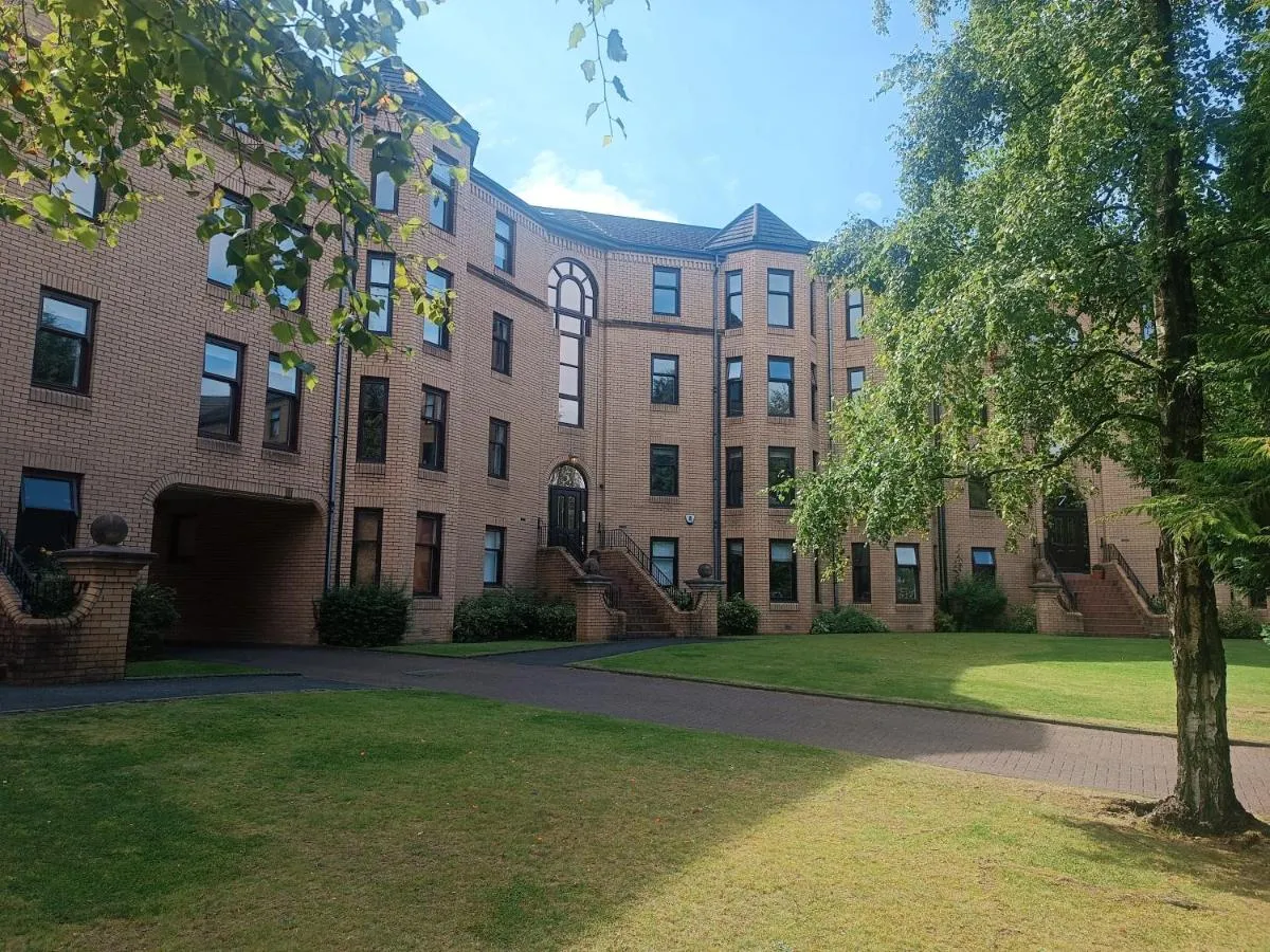 Image 5 of Modern Three-Bedroom Apartment in Leafy West End with Private Parking