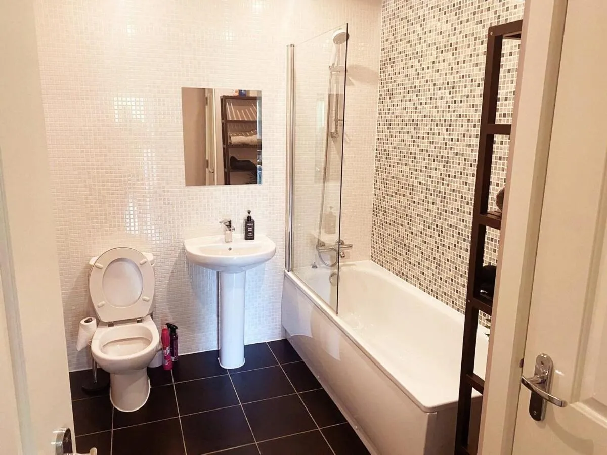 Image 2 of Modern Two Bed Glasgow Apartment with Free Parking