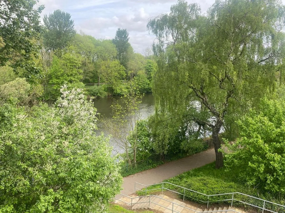 Image 5 of Modern Two Bed Glasgow Apartment with Free Parking