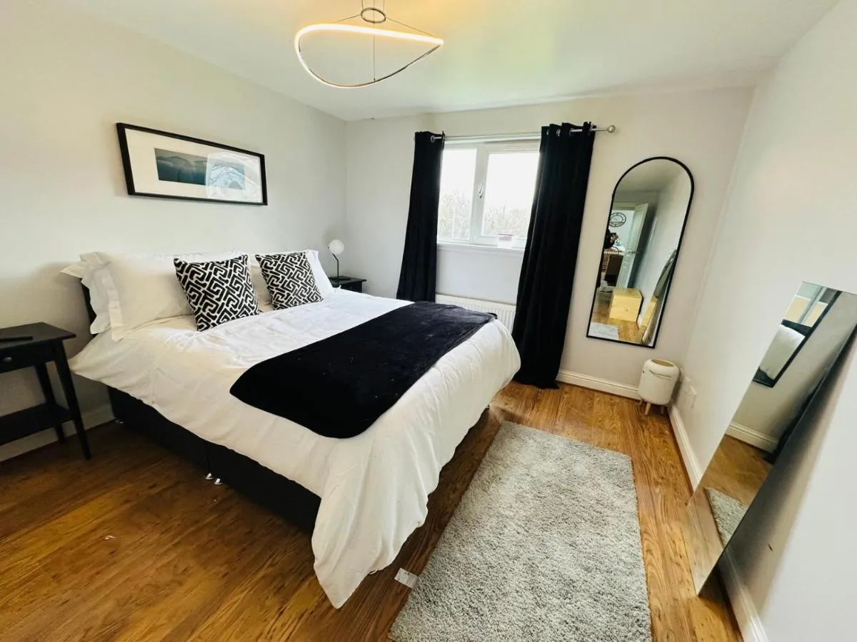 Image 1 of Outstanding Modern Glasgow Flat Luxury King Bed