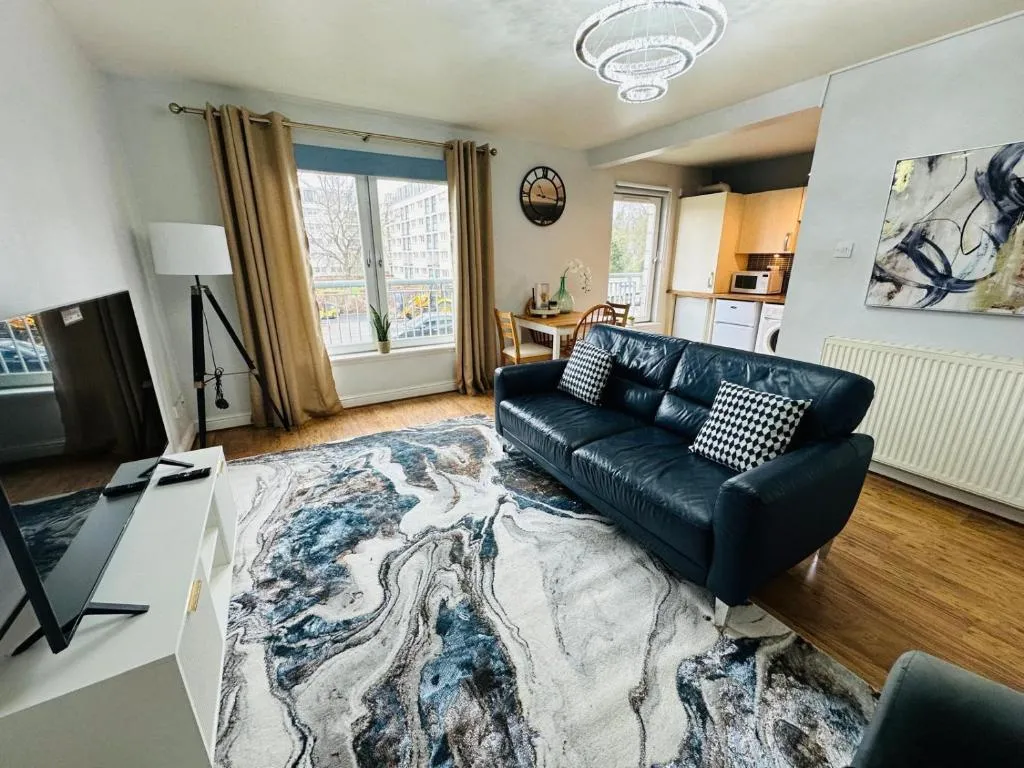 Image of Outstanding Modern Glasgow Flat Luxury King Bed