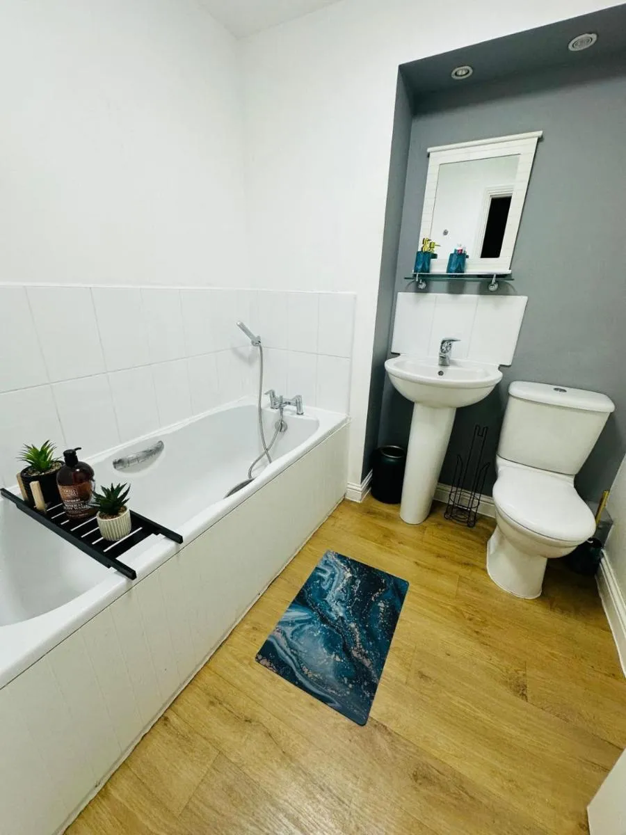 Image 6 of Outstanding Modern Glasgow Flat Luxury King Bed