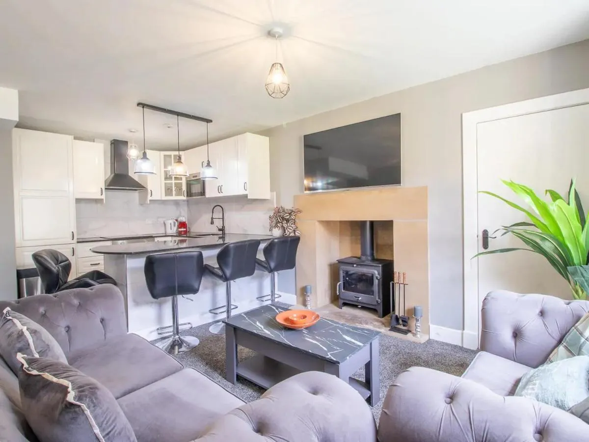 Image 3 of Pass the Keys Private Garden West End with Parking