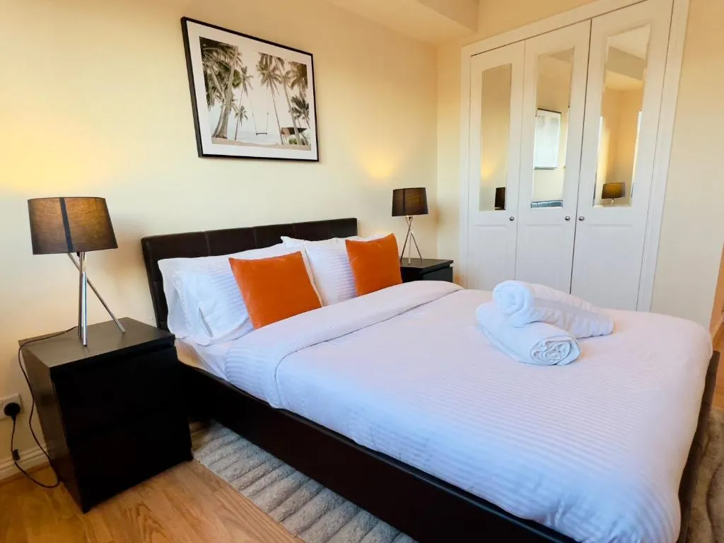 Image of Sleek & Modern 2BR – Easy Access to City Centre