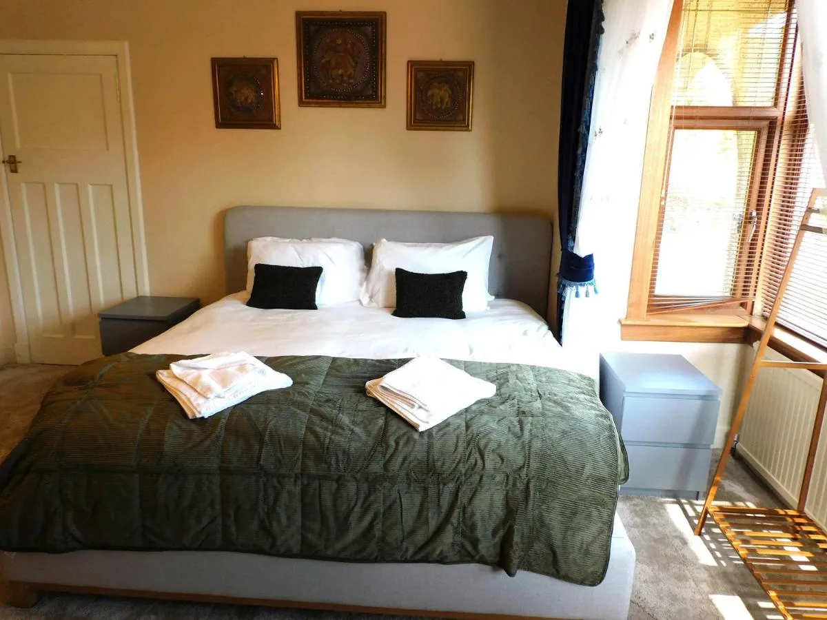 Image 5 of Spacious 3 Bed Family Friendly Home with Garden & Parking Sleeps 6 & Baby Near Glasgow City