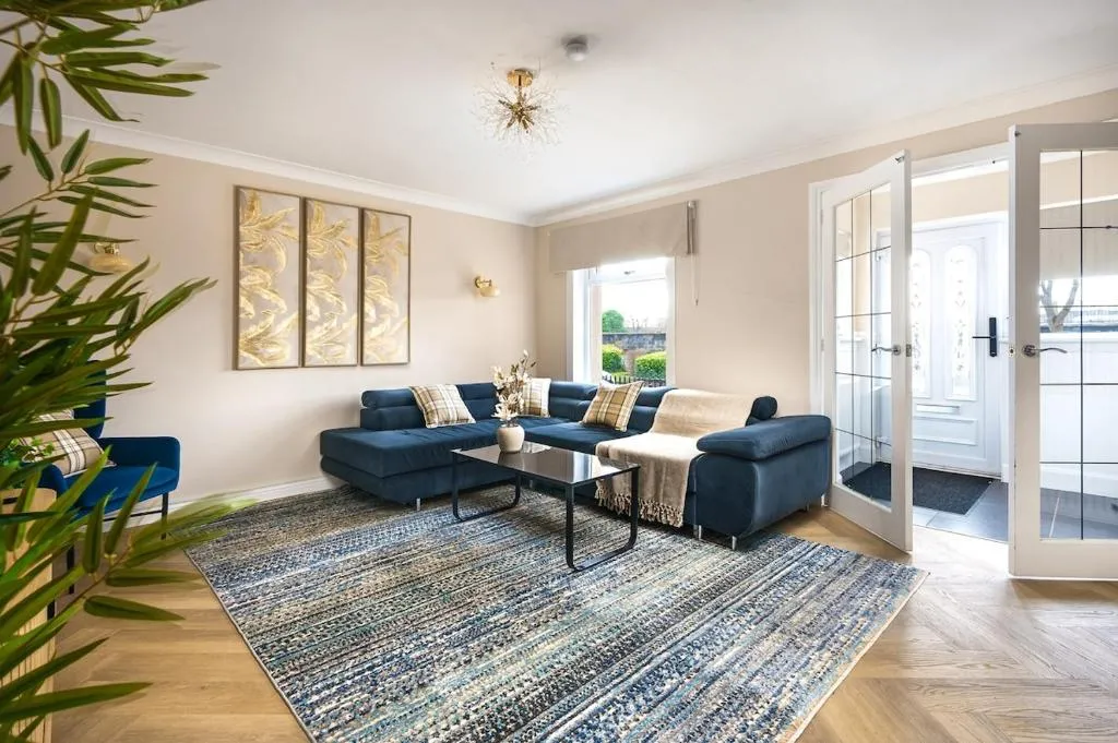 Image of Spacious 3 Bed Home in Glasgow City With Free Parking