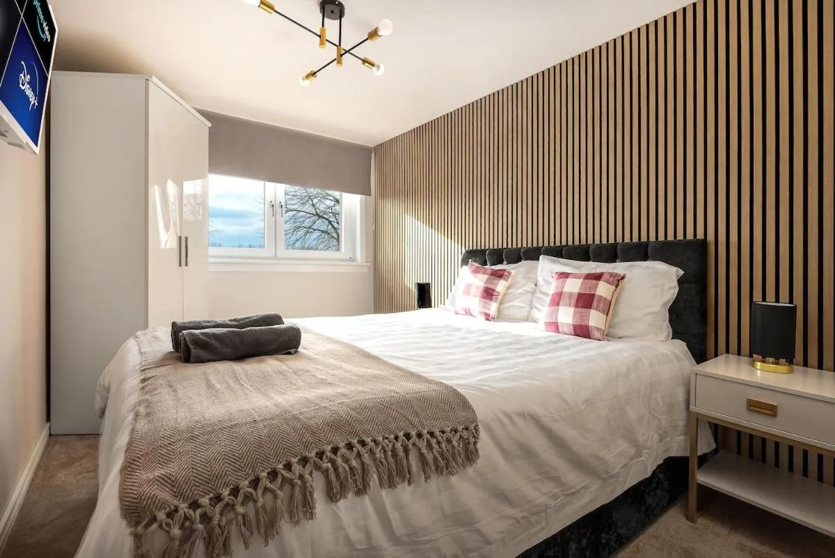 Image 1 of Spacious 3 Bed Home in Glasgow City With Free Parking