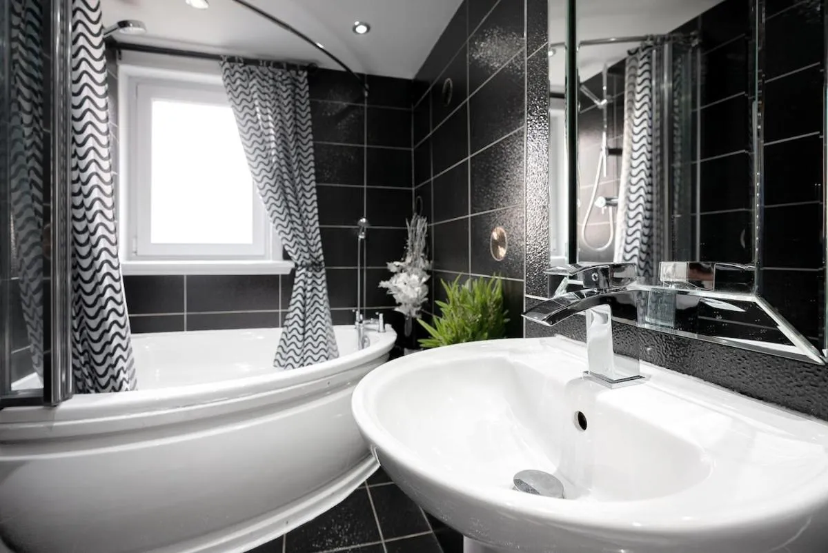 Image 2 of Spacious 3 Bed Home in Glasgow City With Free Parking