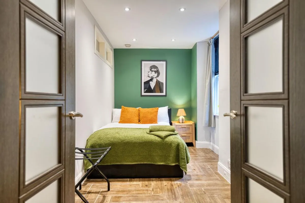 Image 1 of Spacious 4 Bedroom Apt Near West End Glasgow