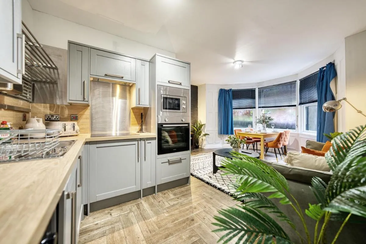 Image 3 of Spacious 4 Bedroom Apt Near West End Glasgow