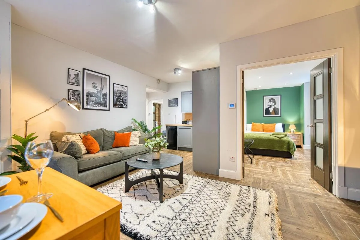 Image 4 of Spacious 4 Bedroom Apt Near West End Glasgow