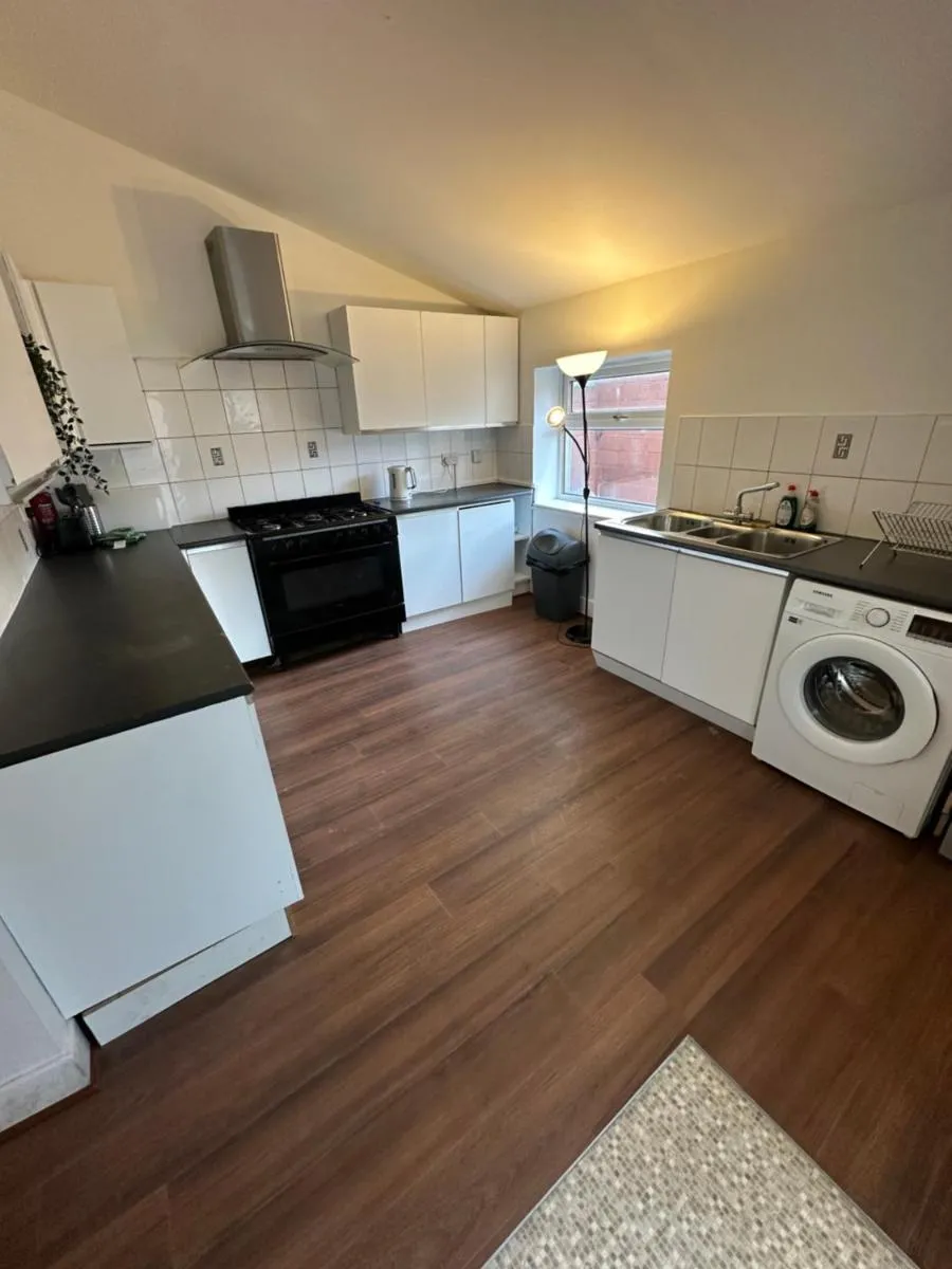 Image 3 of Spacious 5 Bedroom House Close to Central West End