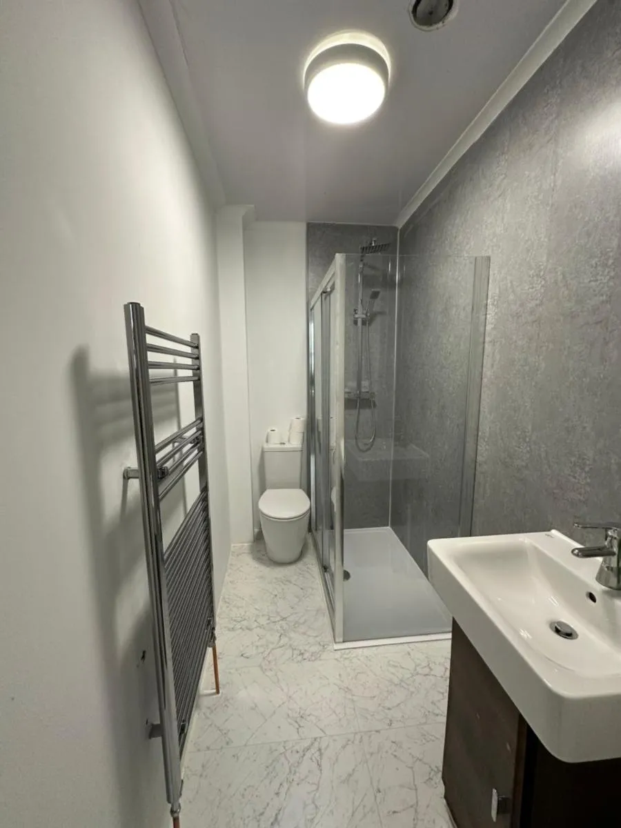 Image 2 of Spacious 5 Bedroom House Close to Central West End