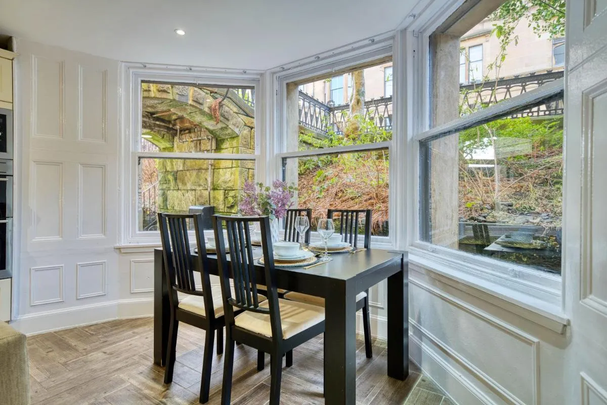 Image 3 of Stylish 3-Bedroom Apartment in Central Glasgow