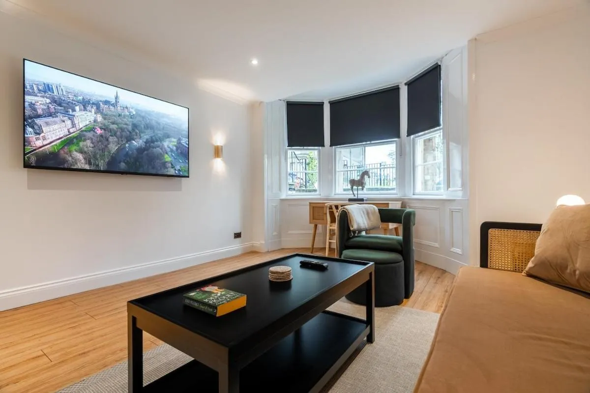 Image 4 of Stylish and Luxe 1 bed Apartment – Prime West End