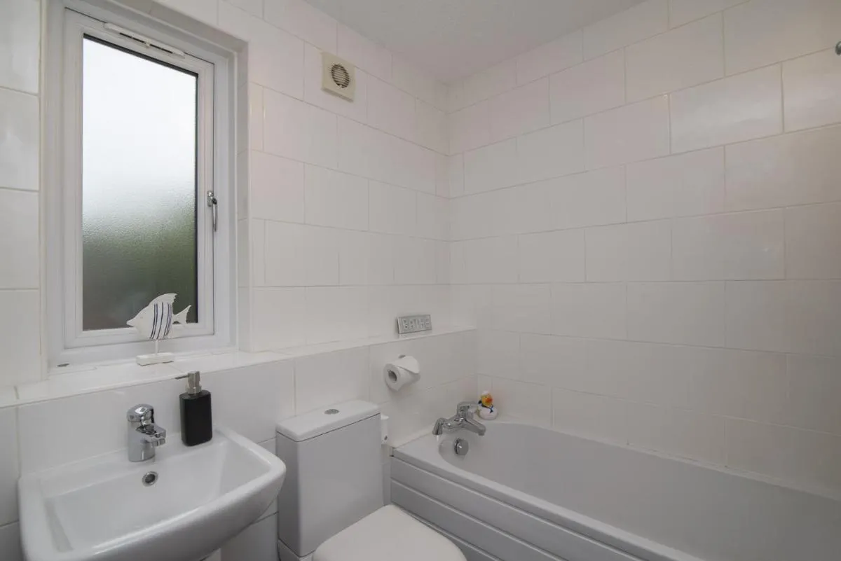 Image 2 of The Kelvin – Peaceful West End River View Property