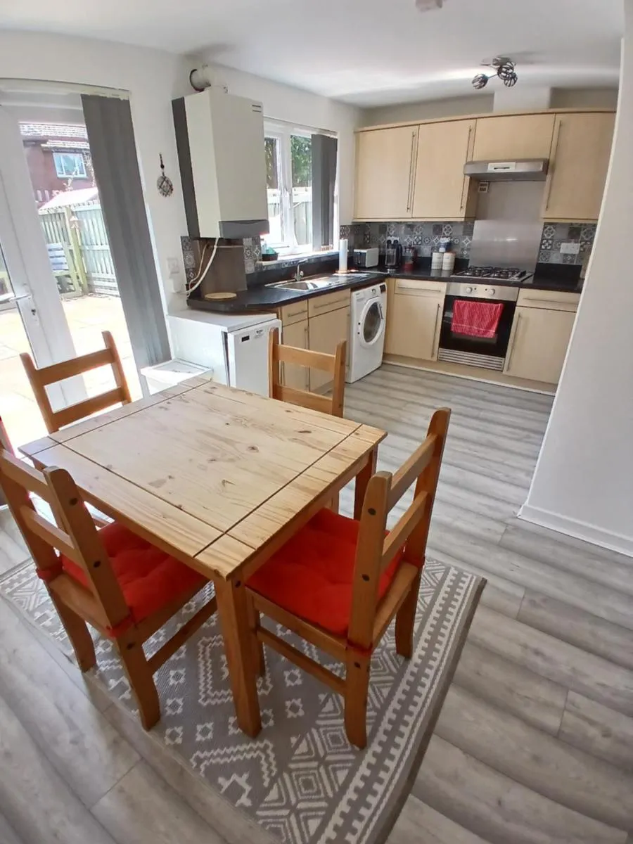 Image 3 of Urban Escape Glasgow Green Free Parking 20min walk to City Center