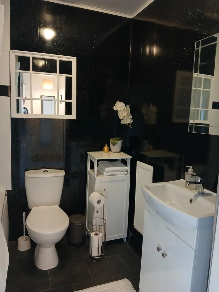 Image 2 of Urban Escape Glasgow Green Free Parking 20min walk to City Center