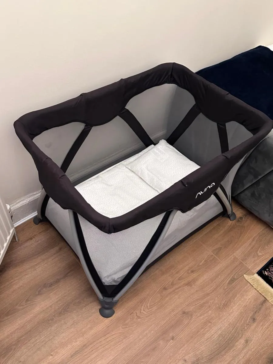 Image 2 of Victorian 3 BR main door flat, King size beds , large rooms