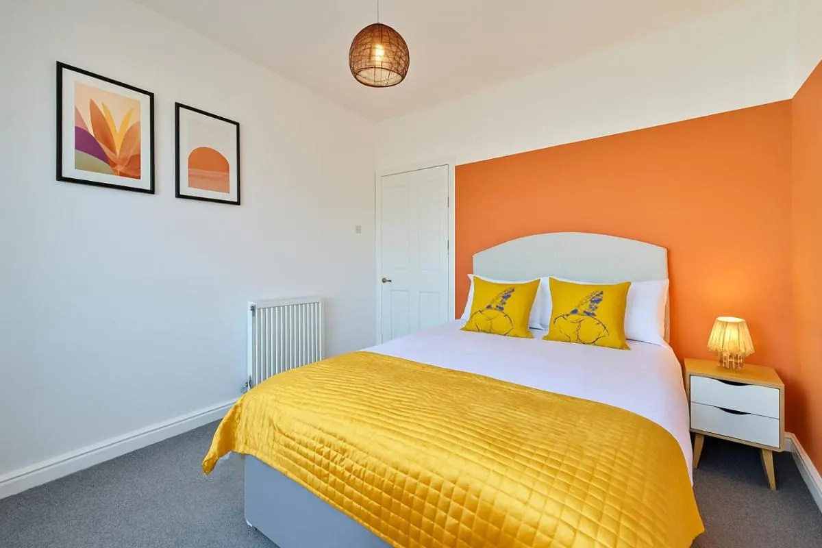 Image 4 of Walk to Hydro and SEC Modern 3BR Free Parking