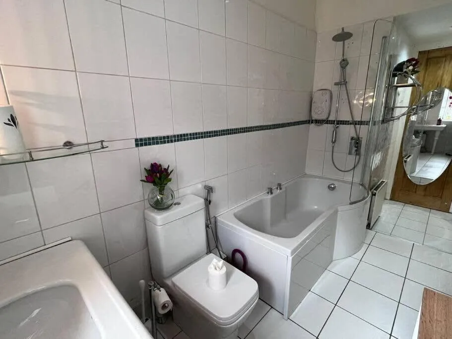 Image 2 of Wonderful 3 Bed West End Flat