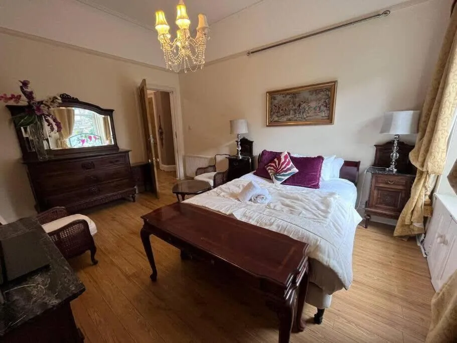 Image 3 of Wonderful 3 Bed West End Flat