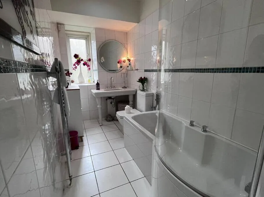 Image 4 of Wonderful 3 Bed West End Flat