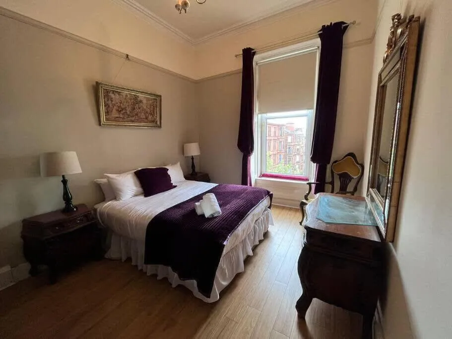 Image 5 of Wonderful 3 Bed West End Flat